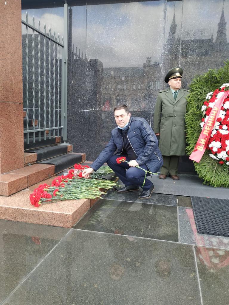 Активисты возложили цветы