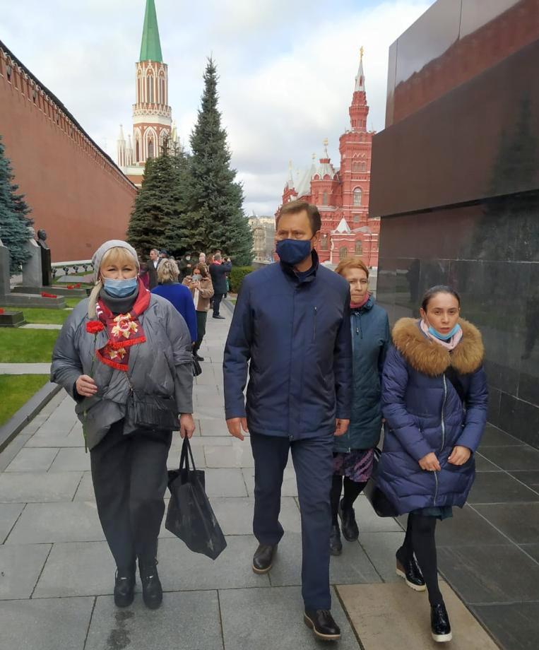 Активисты возложили цветы