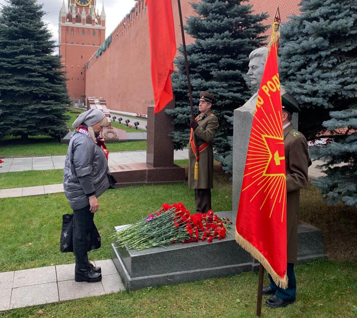Активисты возложили цветы