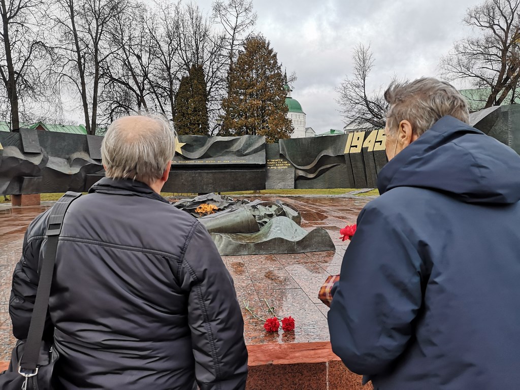 Коммунисты возложили цветы к памятнику В.И. Ленина в честь годовщины Великой Октябрьской социалистической Революции