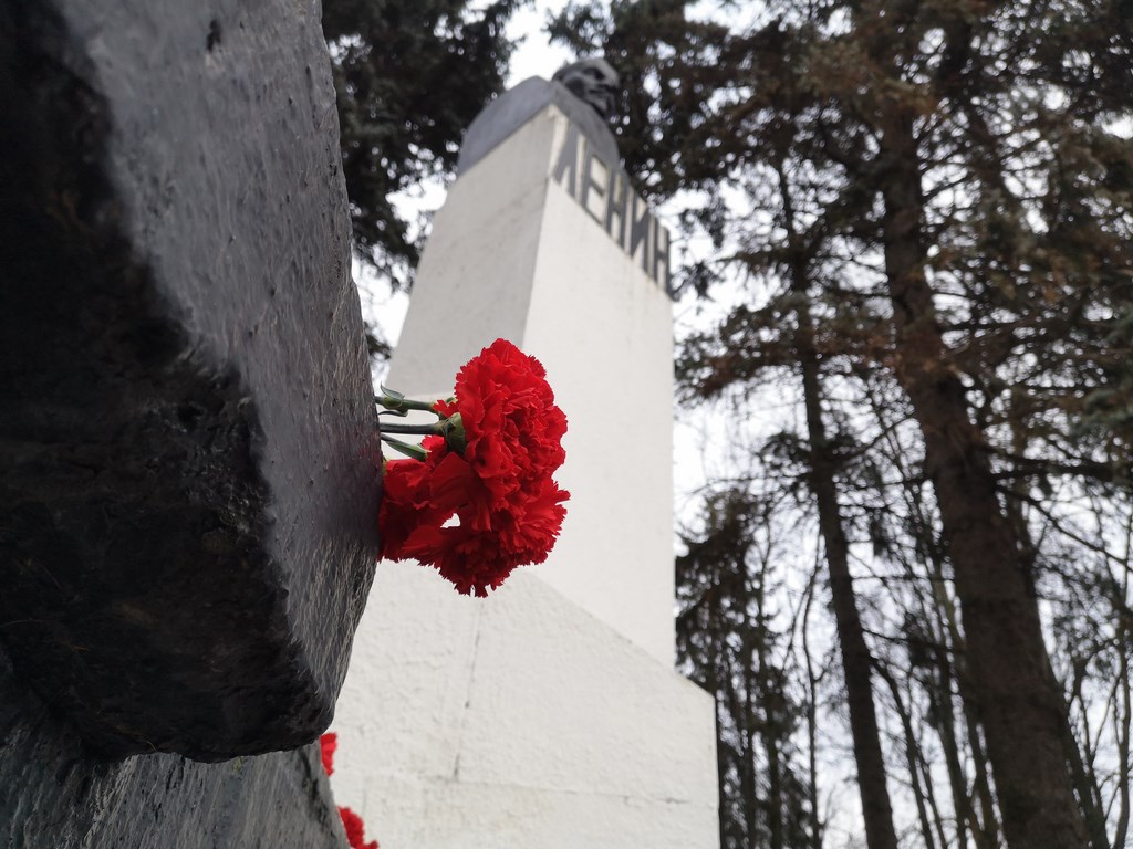 Коммунисты возложили цветы к памятнику В.И. Ленина в честь годовщины Великой Октябрьской социалистической Революции