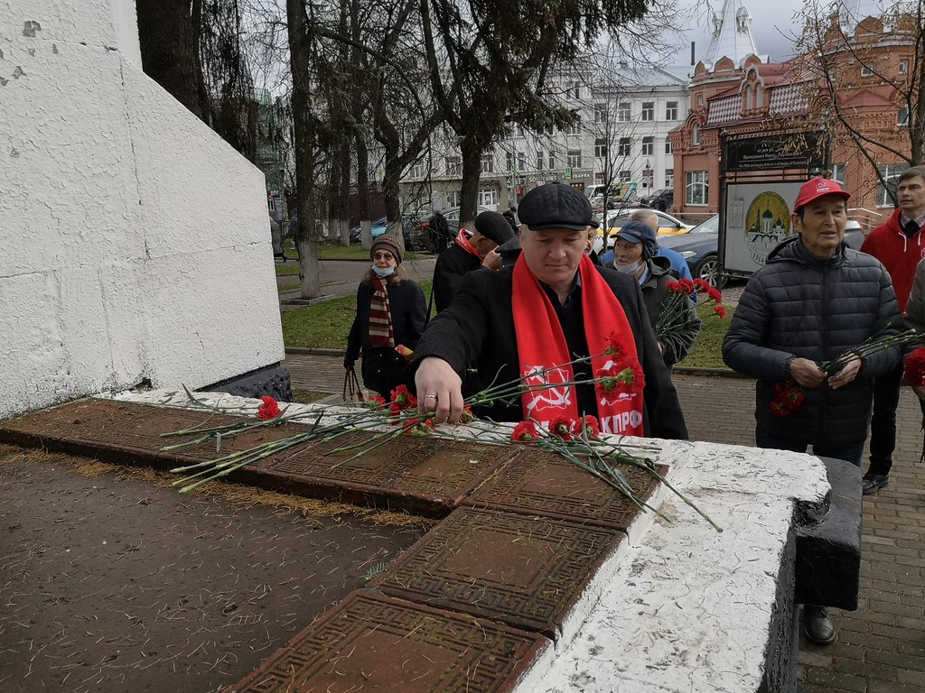 Коммунисты возложили цветы к памятнику В.И. Ленина в честь годовщины Великой Октябрьской социалистической Революции
