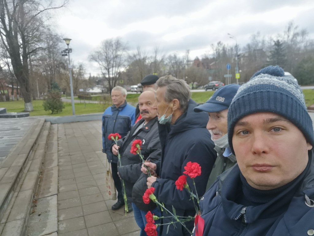 Коммунисты возложили цветы к памятнику В.И. Ленина в честь годовщины Великой Октябрьской социалистической Революции