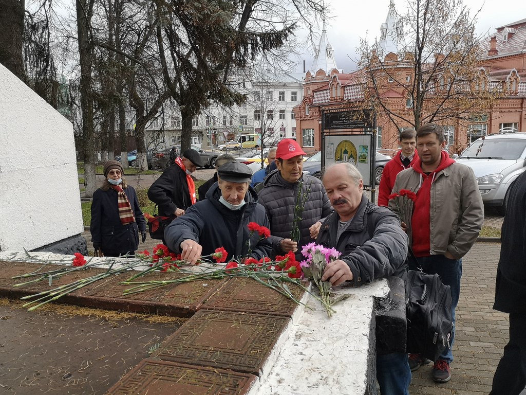 Коммунисты возложили цветы к памятнику В.И. Ленина в честь годовщины Великой Октябрьской социалистической Революции