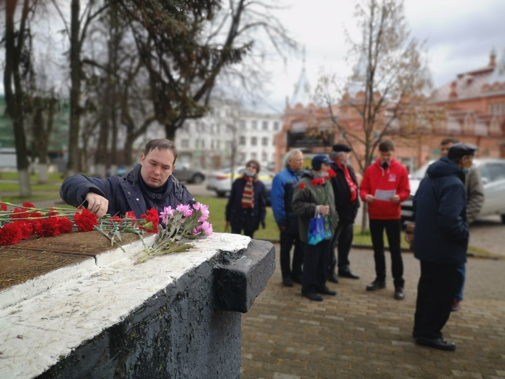 Коммунисты возложили цветы к памятнику В.И. Ленина в честь годовщины Великой Октябрьской социалистической Революции