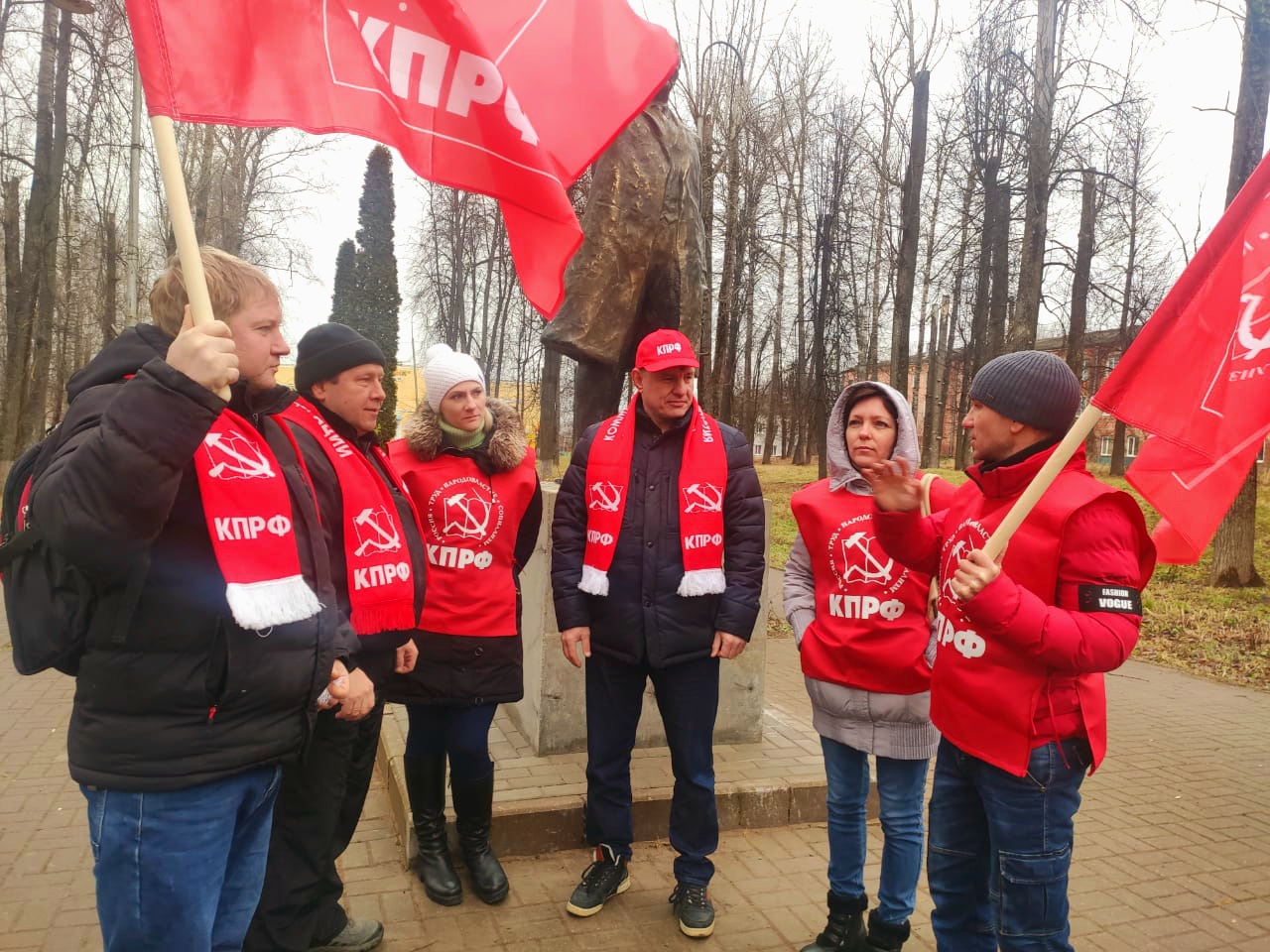 Волоколамские коммунисты провели акцию у памятника В.И. Ленину