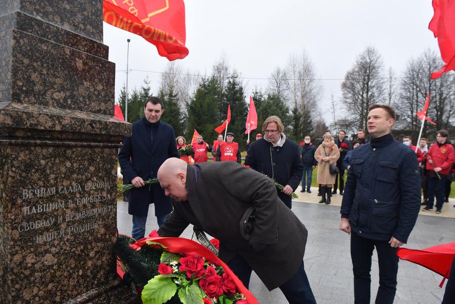 «Герои не умирают. У храбрых есть только бессмертие»