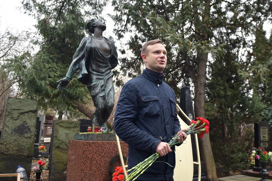 «Герои не умирают. У храбрых есть только бессмертие»
