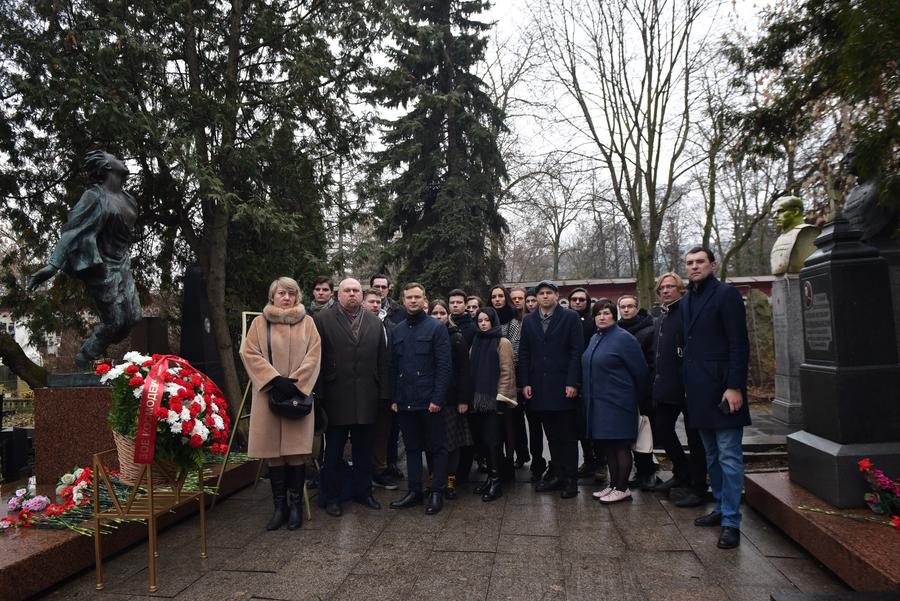 «Герои не умирают. У храбрых есть только бессмертие»