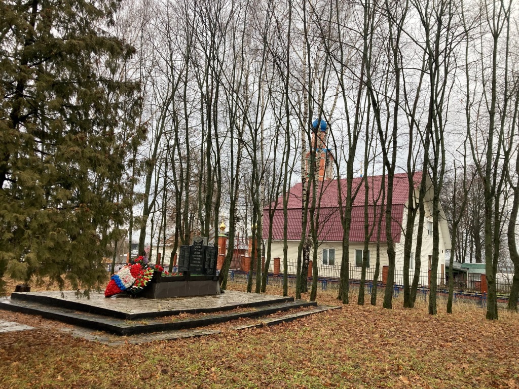 Красный снег, красный снег. Чёрный наст, чёрный наст. Снова наш, снова наш - Белый Раст…