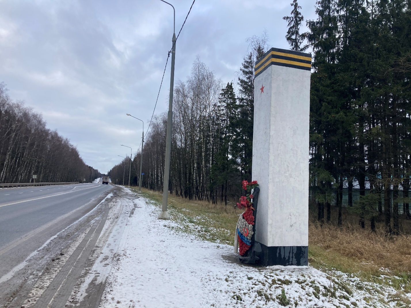 Красный снег, красный снег. Чёрный наст, чёрный наст. Снова наш, снова наш - Белый Раст…