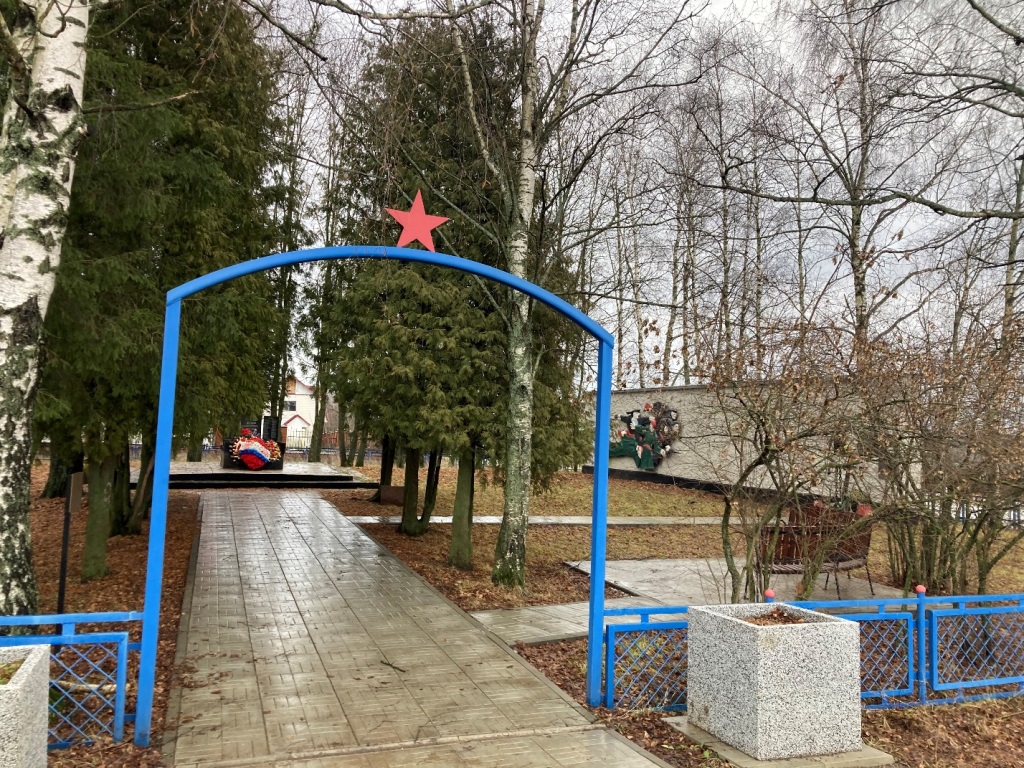 Красный снег, красный снег. Чёрный наст, чёрный наст. Снова наш, снова наш - Белый Раст…
