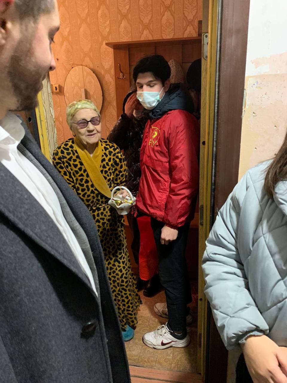 Депутат-коммунист Павел Лаговский с комсомольцами навестил ветеранов ВОВ