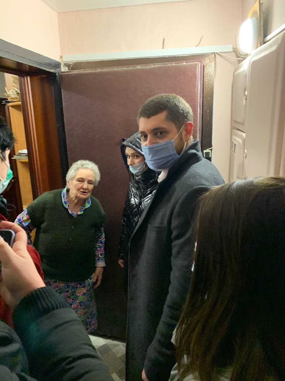 Депутат-коммунист Павел Лаговский с комсомольцами навестил ветеранов ВОВ