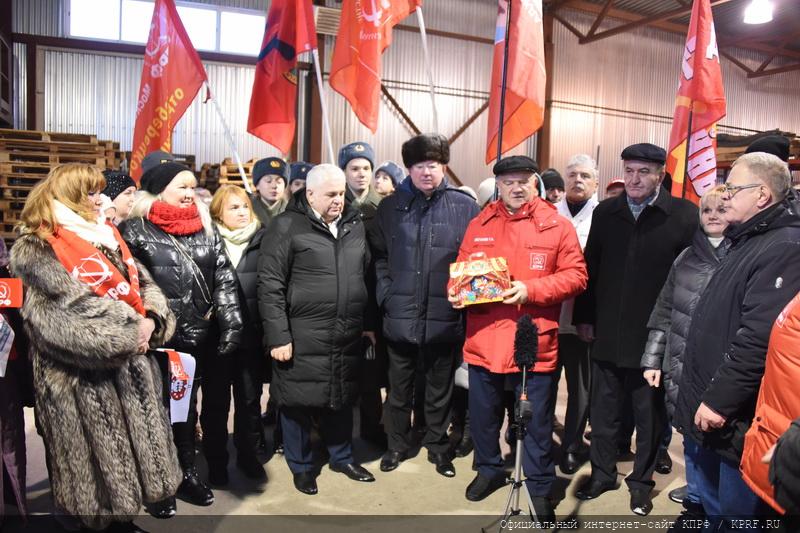93-й новогодний гуманитарный конвой КПРФ отправила на Донбасс