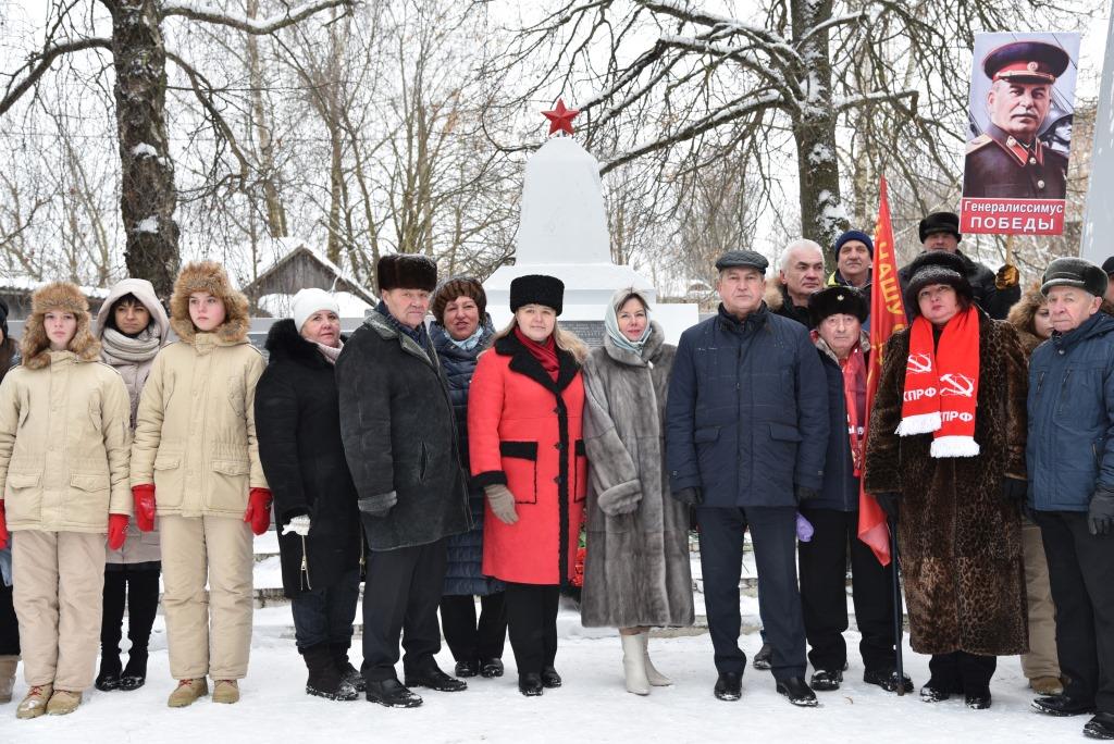 В деревне Савостино торжественно открыли обновленный памятник