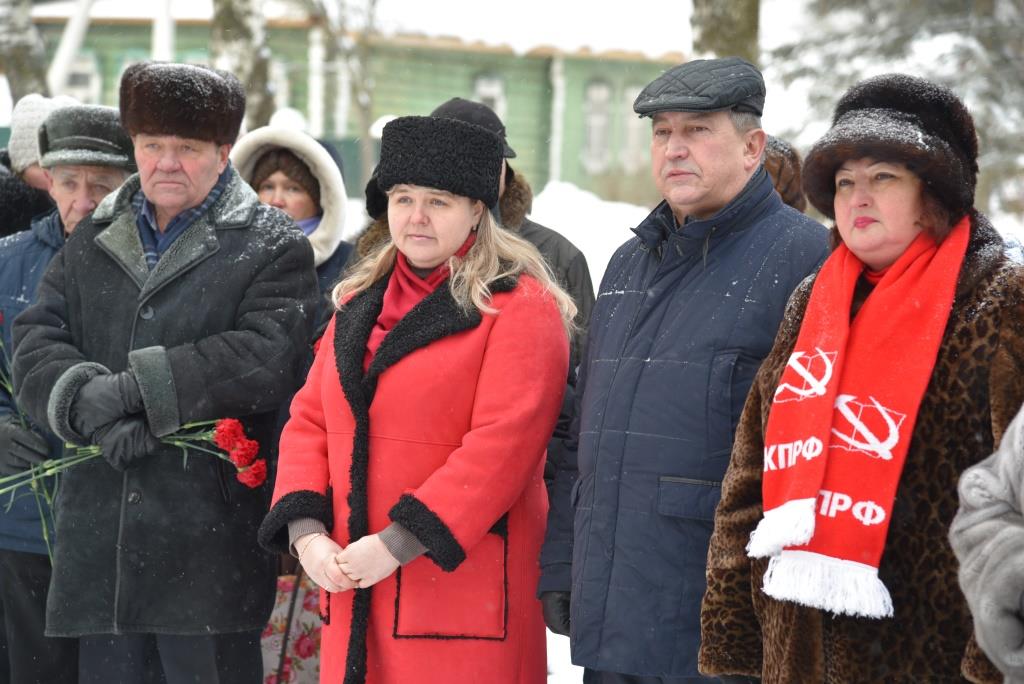 В деревне Савостино торжественно открыли обновленный памятник