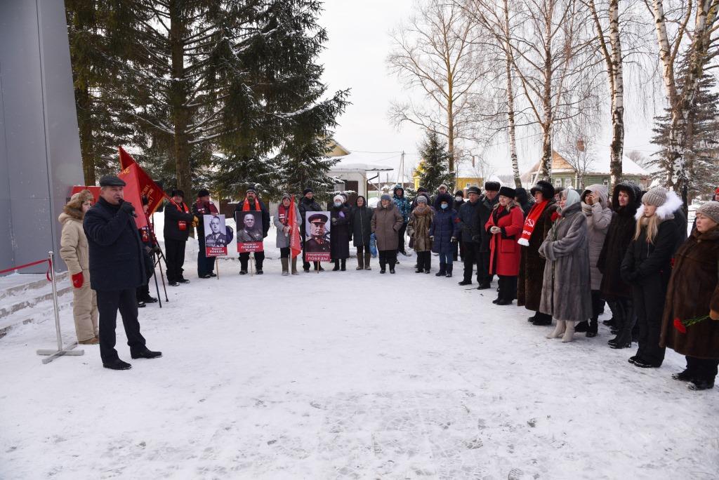 В деревне Савостино торжественно открыли обновленный памятник