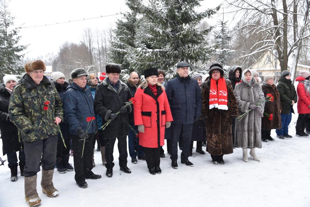 В деревне Савостино торжественно открыли обновленный памятник