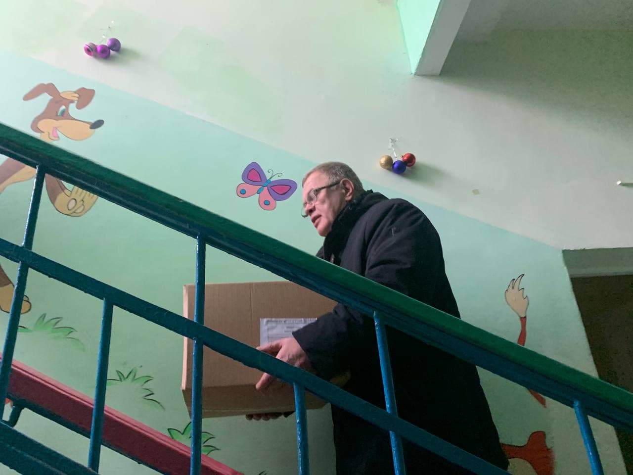 Депутат-коммунист Александр Наумов поздравил с наступающим Новым годом дошколят в Ожерелье