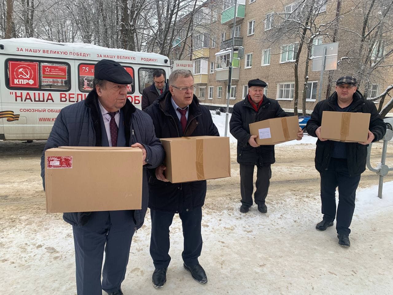 Депутат-коммунист Александр Наумов поздравил с наступающим Новым годом дошколят в Ожерелье