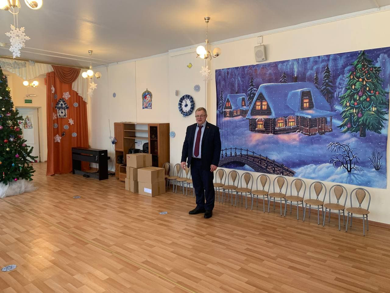 Депутат-коммунист Александр Наумов поздравил с наступающим Новым годом дошколят в Ожерелье