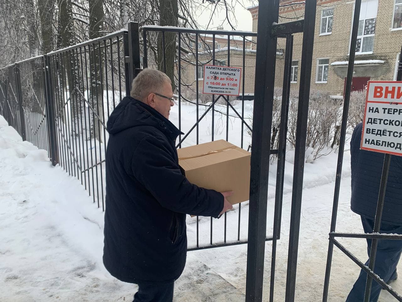 Депутат-коммунист Александр Наумов поздравил с наступающим Новым годом дошколят в Ожерелье