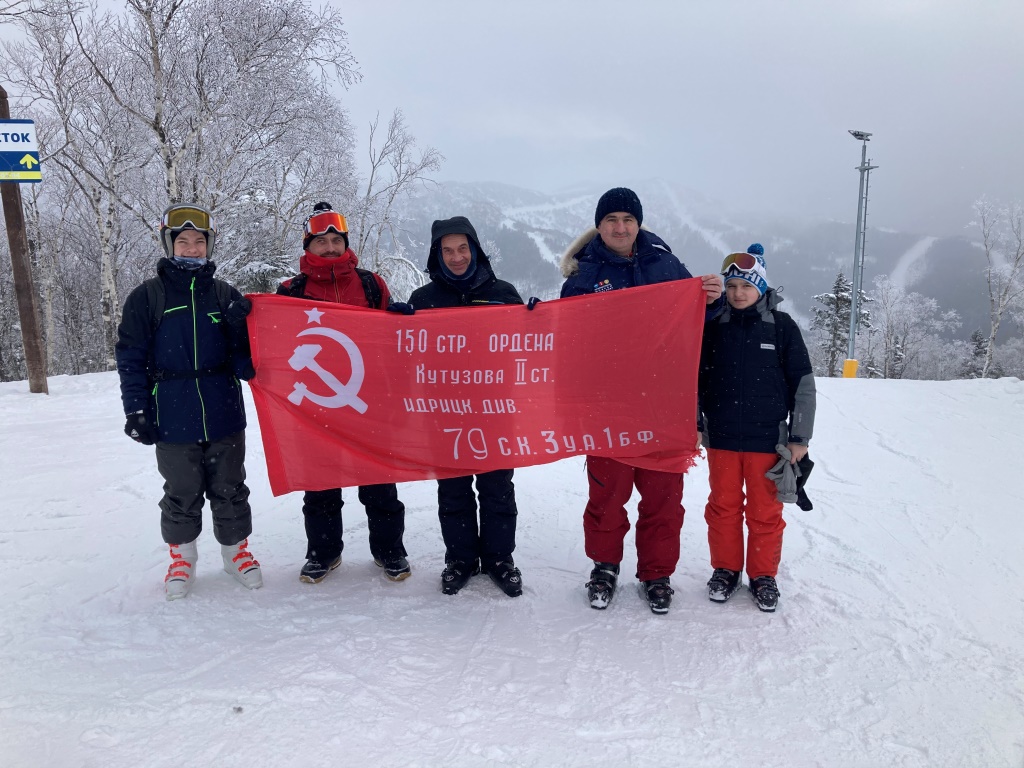 Откуда день берёт своё начало, от этих ли заснеженных высот?