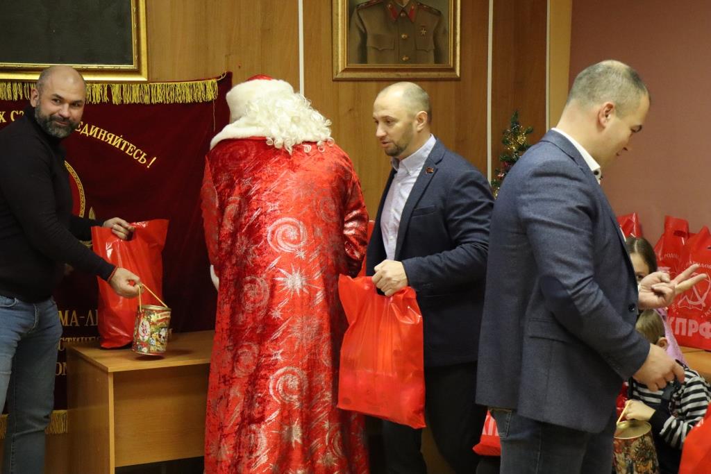Жуковские коммунисты поздравили детей с наступающим Новым годом!
