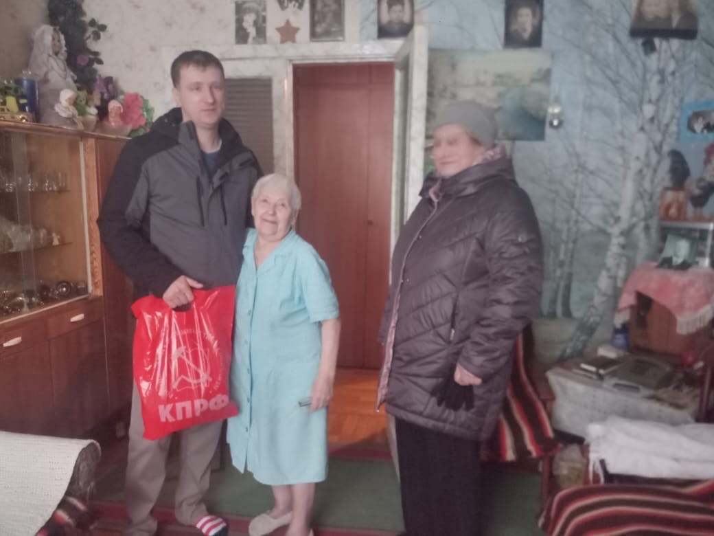 Коммунисты Балашихи поздравили жителей с наступающим Новым годом!
