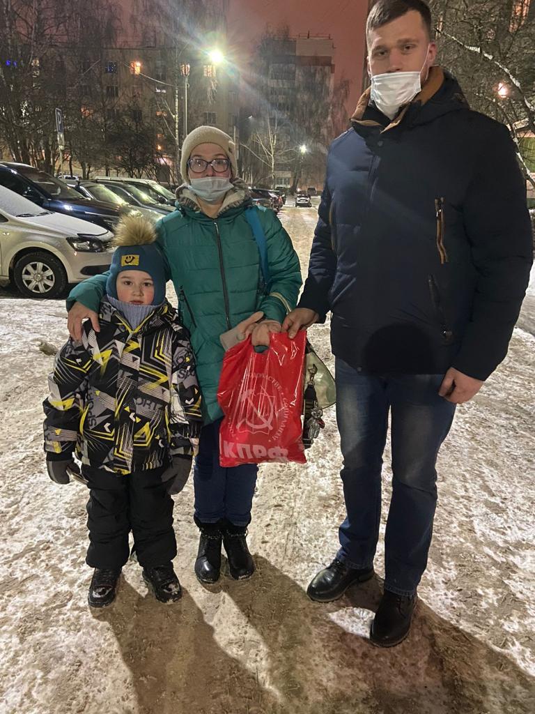 Клинские коммунисты поздравили земляков подарками от КПРФ