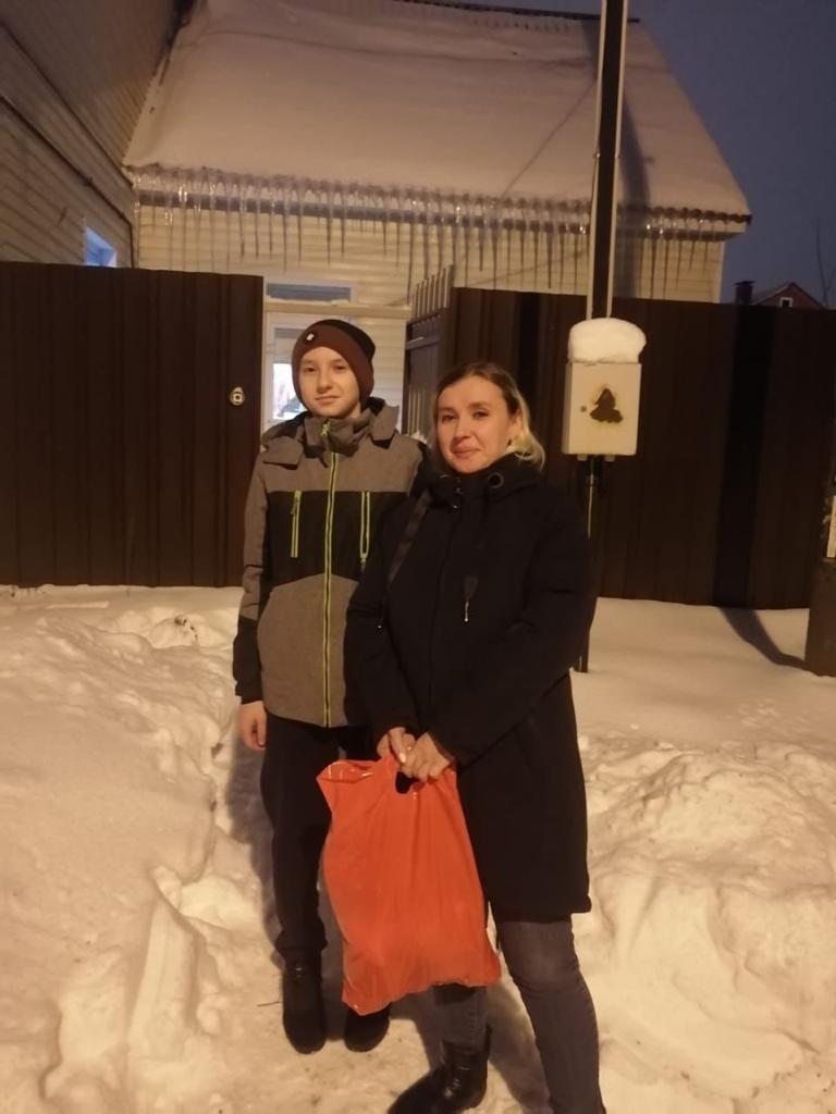 Клинские коммунисты поздравили земляков подарками от КПРФ