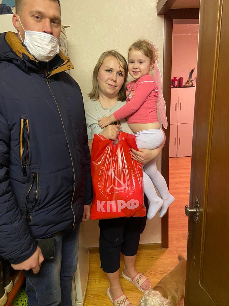 Клинские коммунисты поздравили земляков подарками от КПРФ