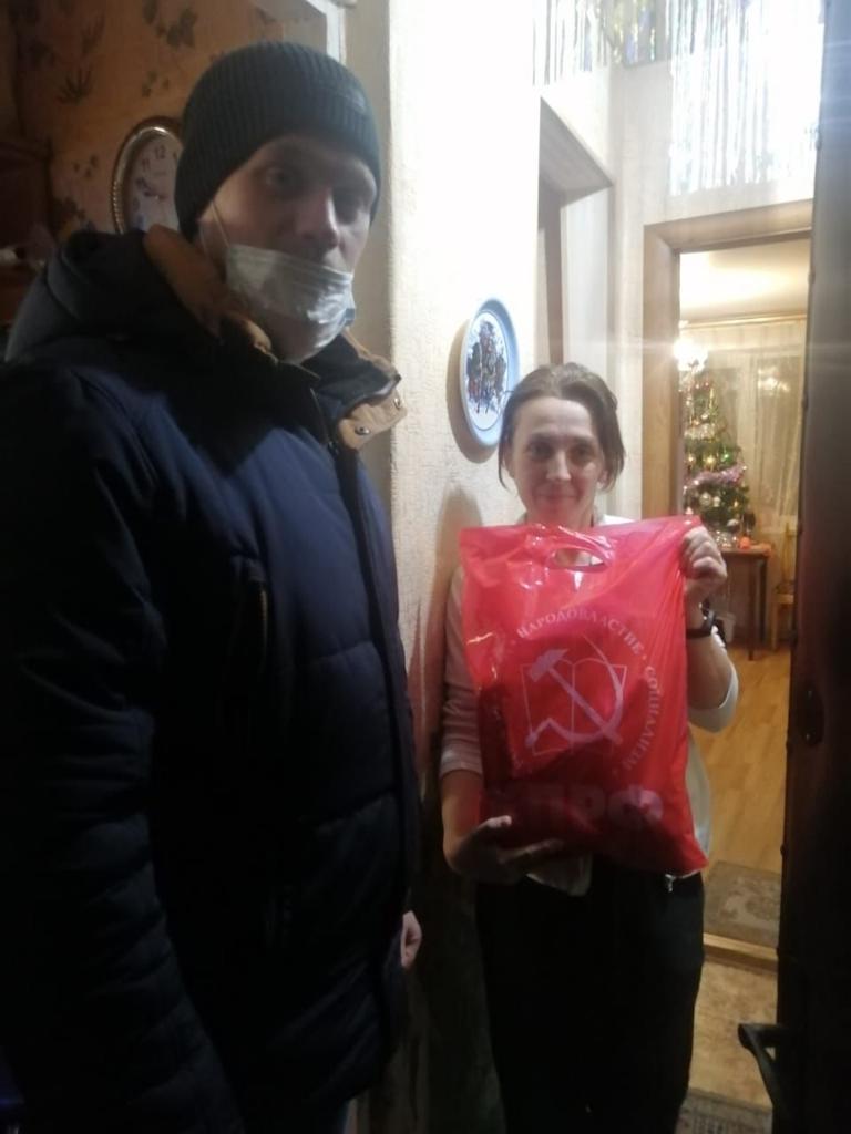 Клинские коммунисты поздравили земляков подарками от КПРФ
