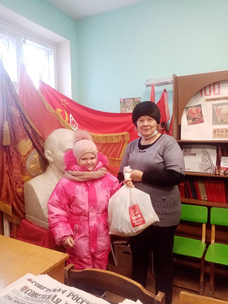 Коммунисты Егорьевска вручили новогодние подарки детям-инвалидам