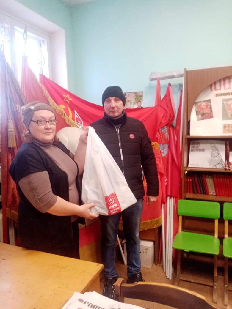 Коммунисты Егорьевска вручили новогодние подарки детям-инвалидам