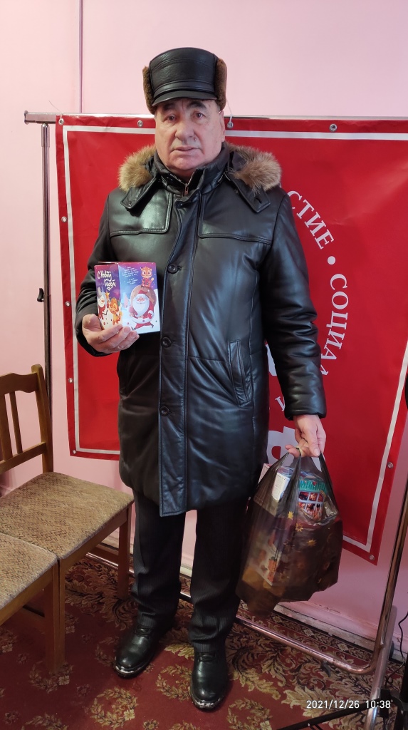 Наро-Фоминские коммунисты вручили новогодние подарки детям и пожилым людям