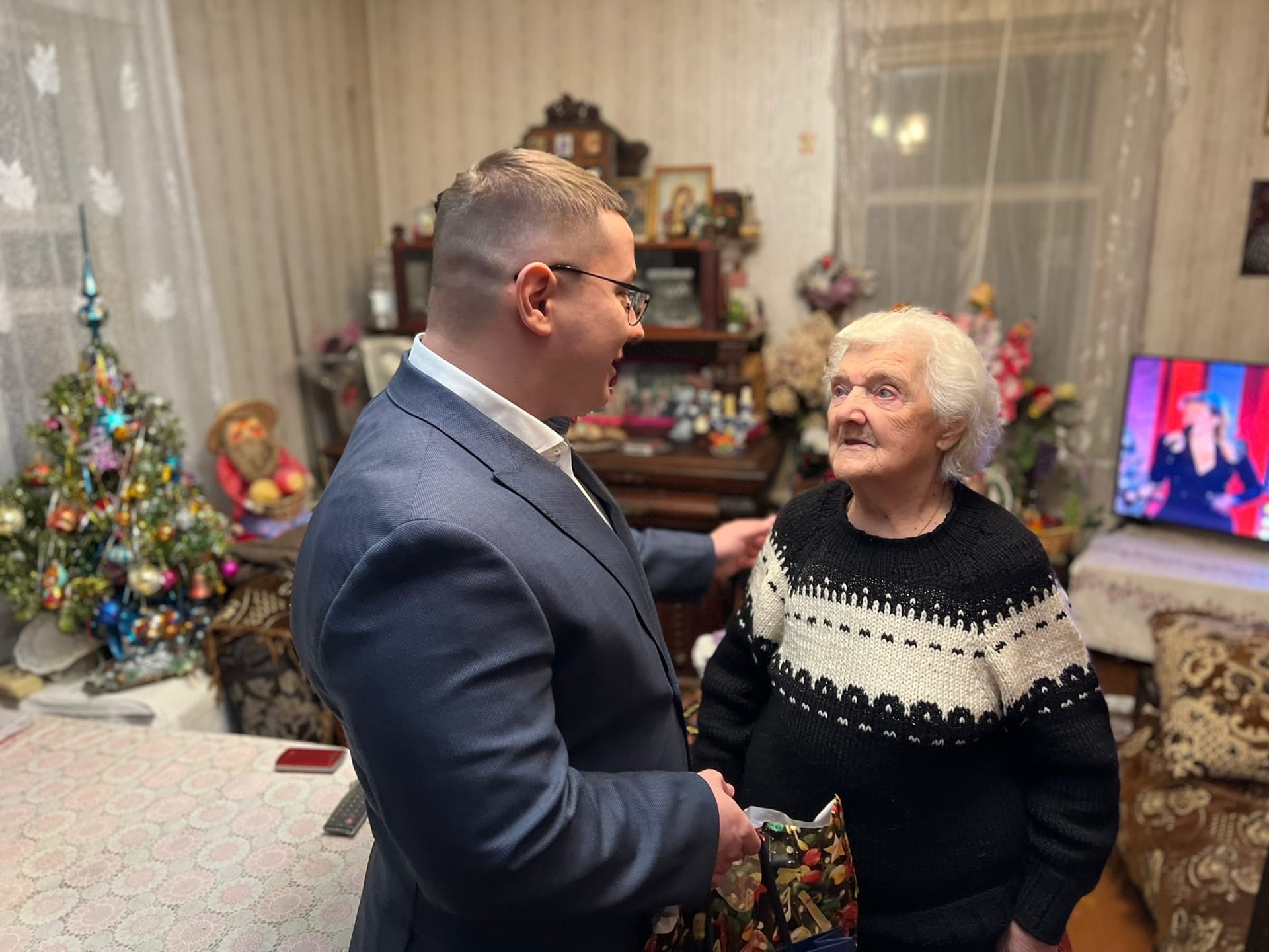 Депутат Московской областной Думы Марк Черемисов поздравил труженика тыла ВОВ Е.А. Терон