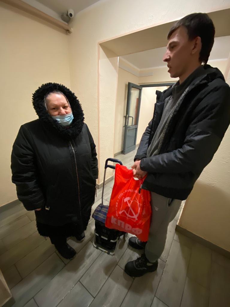 Одинцовские коммунисты раздали новогодние подарки и гуманитарную помощь жителям округа