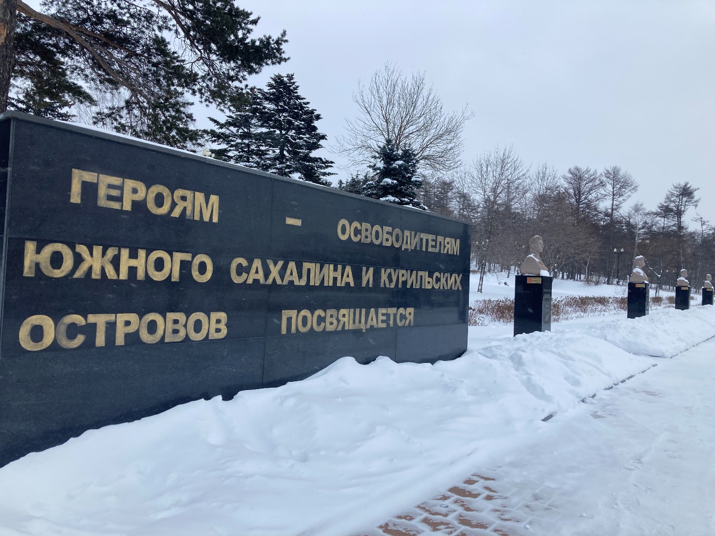 На самом краешке России, где море бьётся в берега, лежит он в океане синем, как в песне звонкая строка…