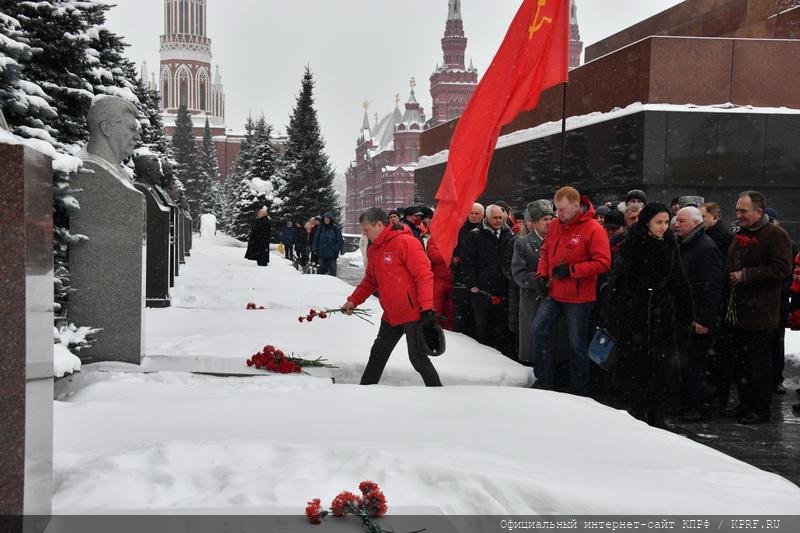 Возложение венков и цветов к Мавзолею на Красной площади