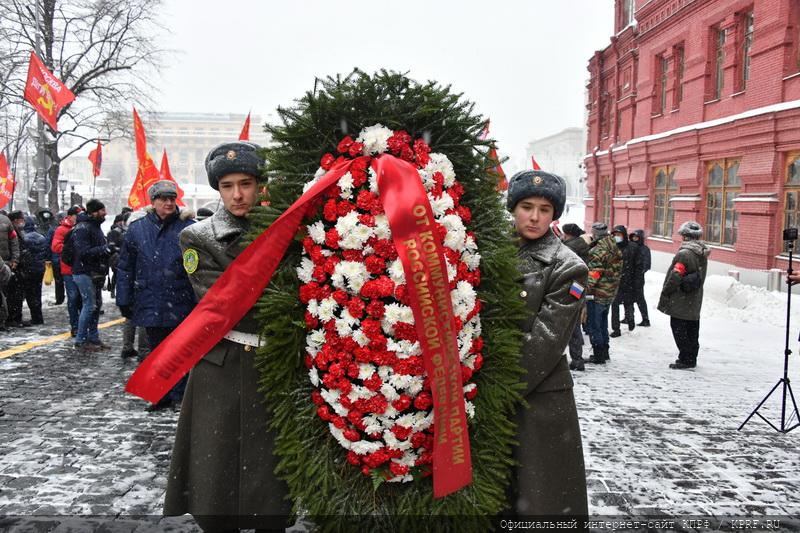Возложение венков и цветов к Мавзолею на Красной площади