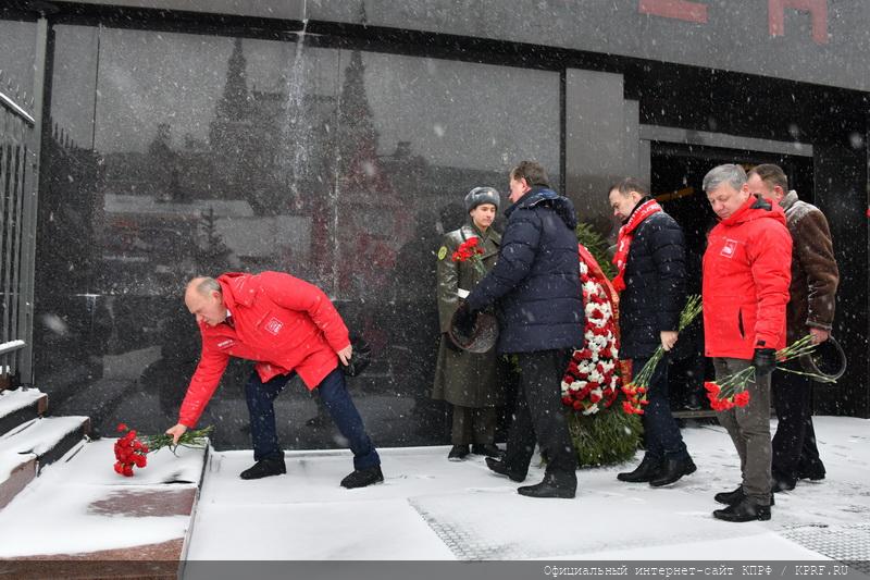 Возложение венков и цветов к Мавзолею на Красной площади