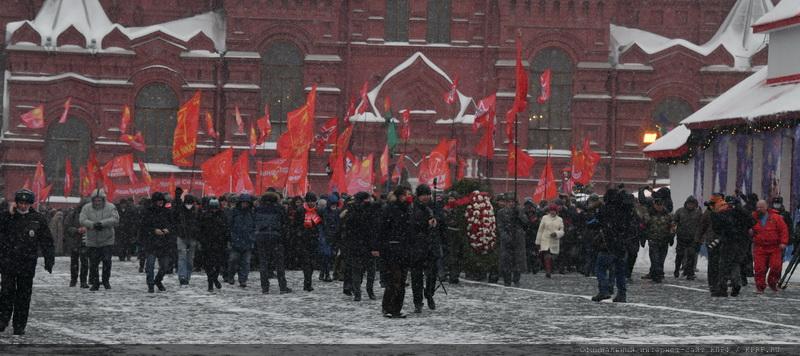 Возложение венков и цветов к Мавзолею на Красной площади
