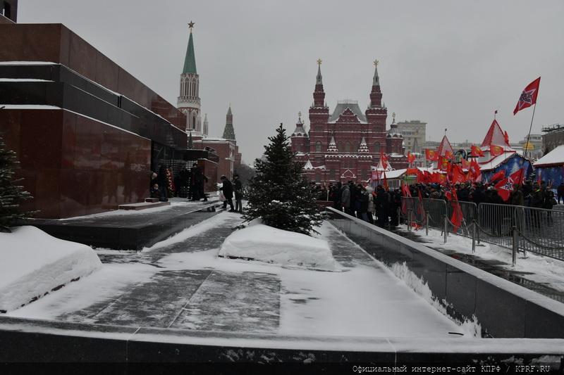 Возложение венков и цветов к Мавзолею на Красной площади