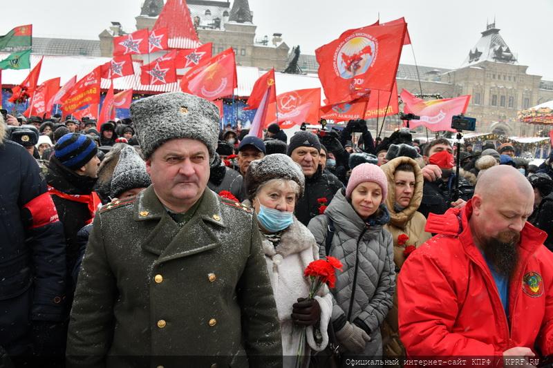 Возложение венков и цветов к Мавзолею на Красной площади