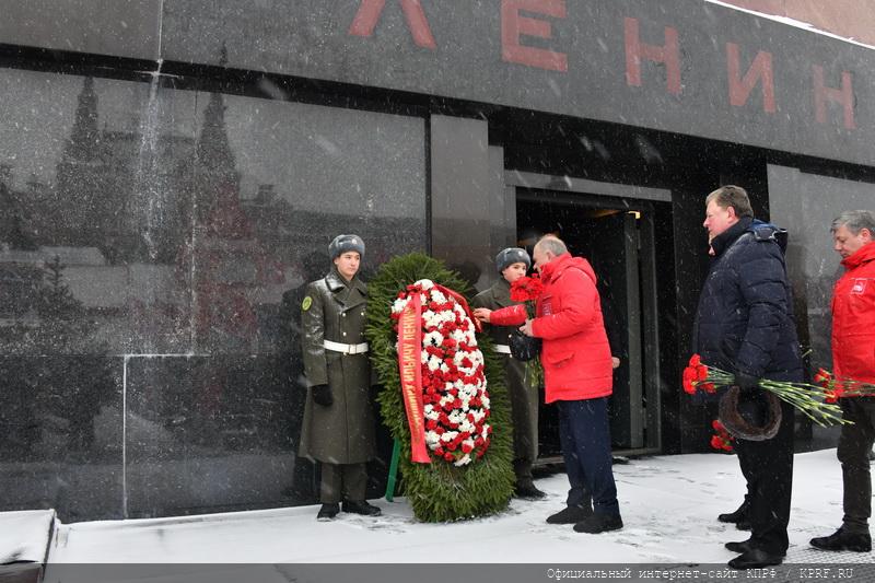 Возложение венков и цветов к Мавзолею на Красной площади