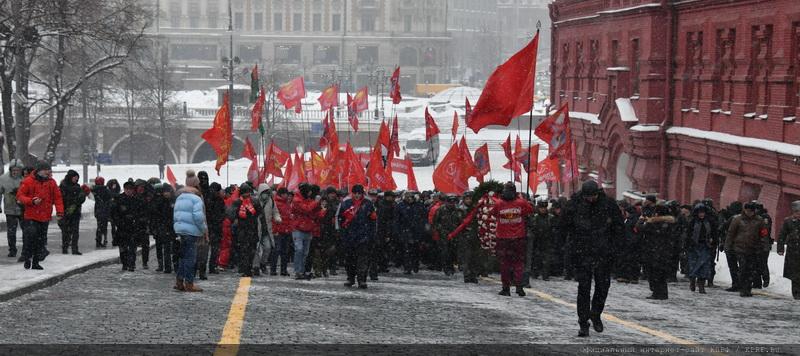 Возложение венков и цветов к Мавзолею на Красной площади