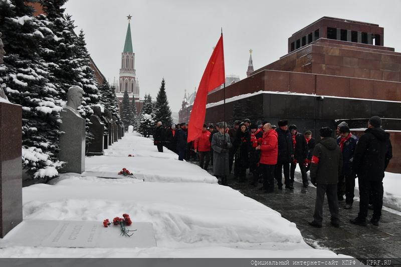 Возложение венков и цветов к Мавзолею на Красной площади