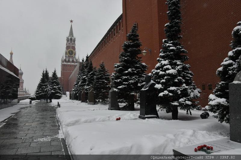 Возложение венков и цветов к Мавзолею на Красной площади
